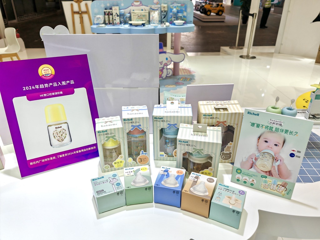 桌子上有許多紙中度可信度描述已自動生成