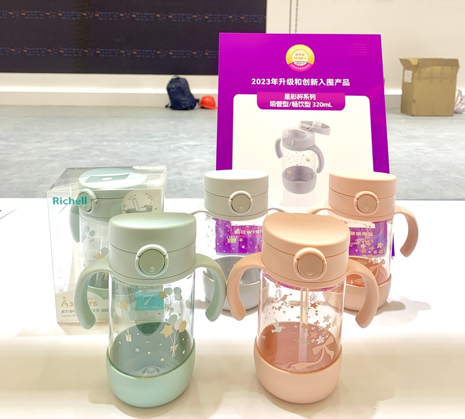 桌子上放了不同類型的玩具低可信度描述已自動生成